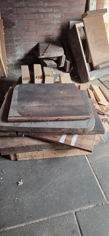 Diverse partij gebruikt hout en planken.