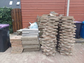 Gratis af te halen: Roze tegels 40x40 en 2 kuub zand