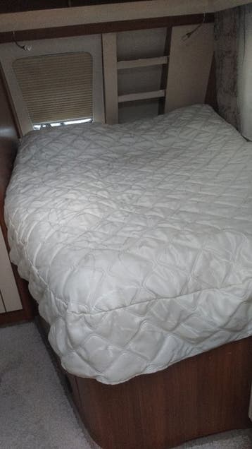 Te koop: Sprei voor Frans bed van een Hobby Caravan