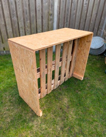 2x houten bar, gemaakt van pallet