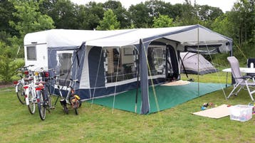 Wilk Stern 500 Caravan met voortent en fietsenrek