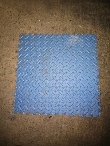 Gratis zwembad tegels - Blauwe rubberen matten