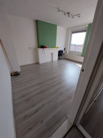 Laminaatvloer licht eiken kleur, ongeveer 25m^2
