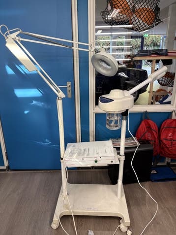 Professionele schoonheidssalon apparatuur met stoom en lamp
