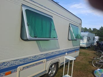 caravan compleet met voortent, luifel 2x, mover