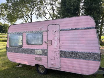 Zwarte cross caravan