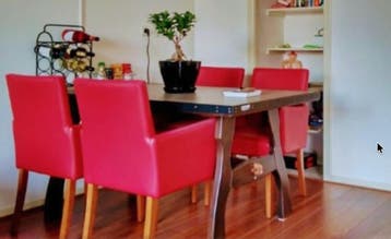 Gratis! Robuuste eettafel met 4 stoelen - industrieel design