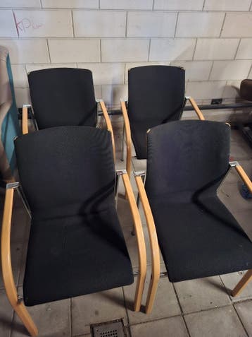 4 zwarte stoelen met armleuningen – gratis af te halen