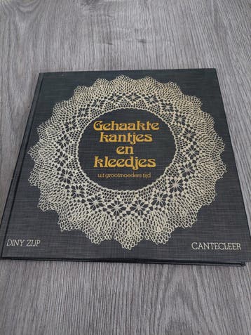 vintage boek GEHAAKTE KANTJES EN KLEESJES