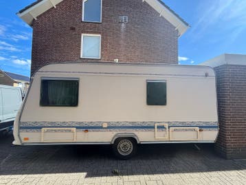 Adria Unica A 461 DB Caravan met voortent en luifel