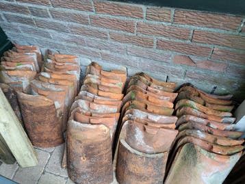 Rode dakpannen en betondakpannen