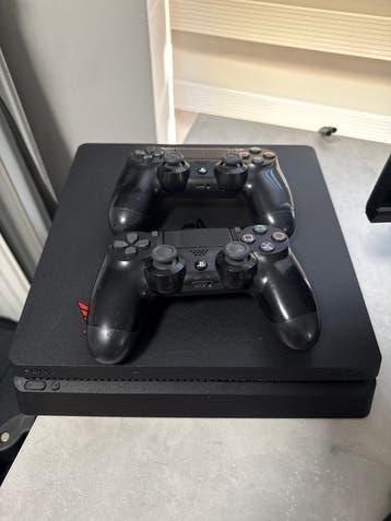 PS4 Slim 1TB met 2 controllers gratis zie omschrijving