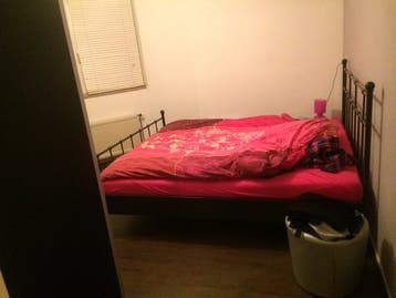 Eenpersoonsbed met matras en nachtkastje