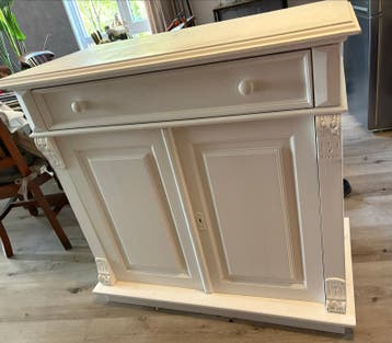 Creme/witte kast met lade en deuren