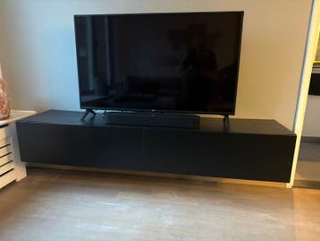 Gratis! Zwart zwevend tv-meubel met opbergruimte
