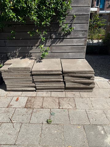 Gratis afhalen: terrastegels, opsluitbanden en stapelblokken