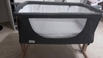 Een babybedje met een goed, schoon matras,