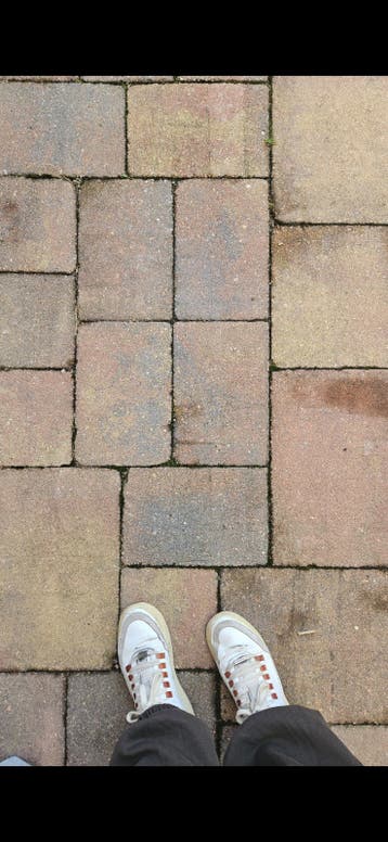 Rood-gele stenen en grijze tegels - ca. 30m2 in totaal