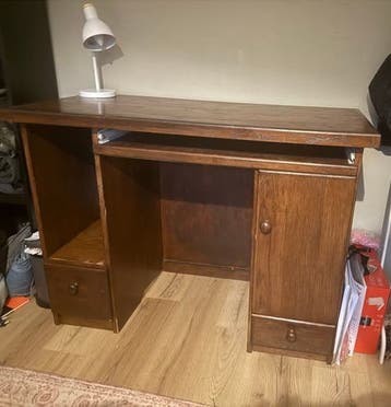 Houten (computer) bureau met lades en opbergruimte