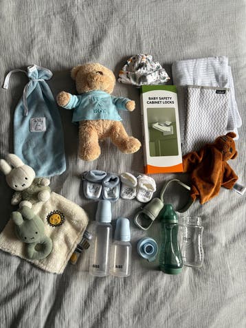 Diverse babyspullen: flessen, knuffels, voedingskussens