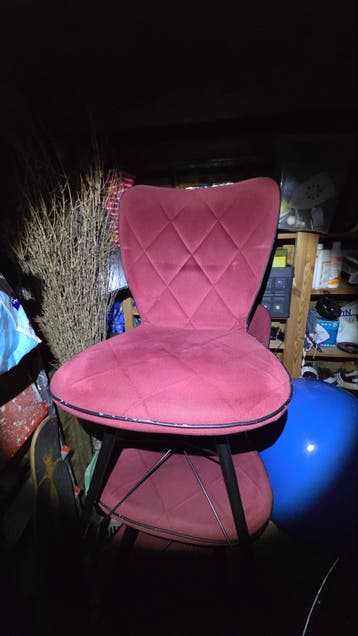 (gratis) Moderne bordeauxrode stoelen met ruitpatroon