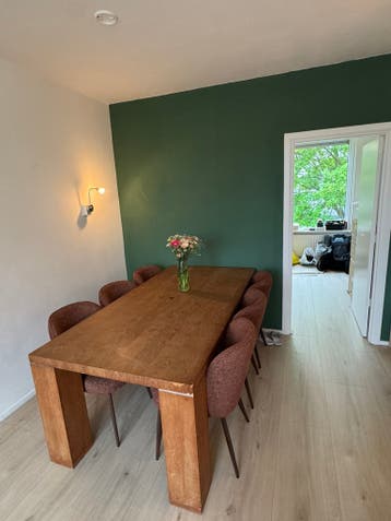 Gratis grote houten eettafel met massieve poten. 200x120cm.