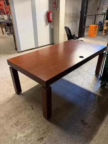 Robuust houten bureau met kabeldoorvoer inc stoel