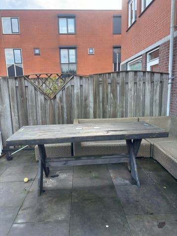 Gratis af te halen: Robuuste houten tuintafel