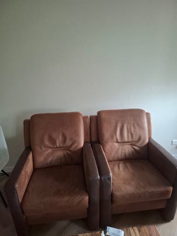 Comfortabele leren fauteuils en tweezitsbank