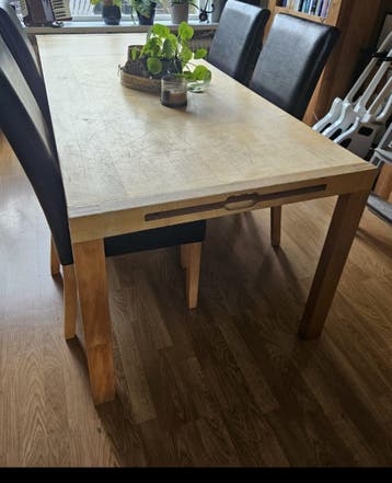 Eettafel - gratis af te halen. eventueel met stoelen
