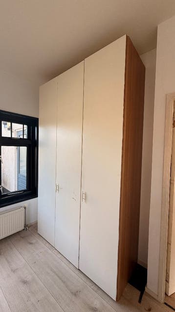 Ruime kledingkast (MOET VANDAAG WEG)