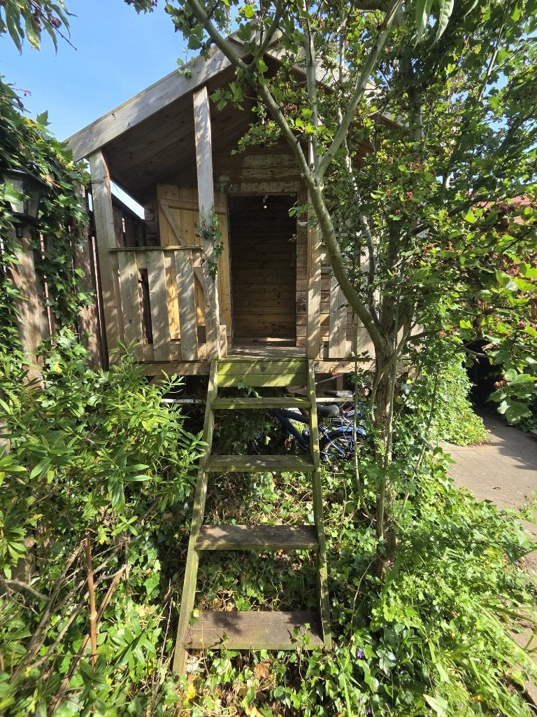 Gratis boomhut/speelhuisje (op palen)