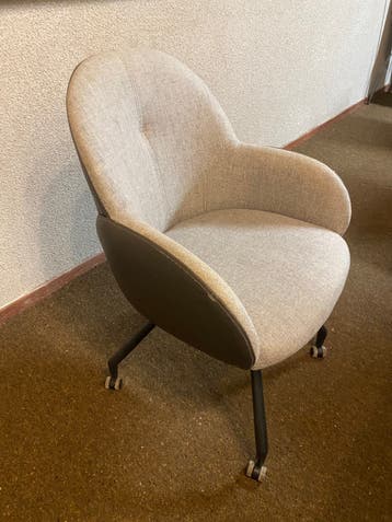 6 kuipstoeltjs met wielen.