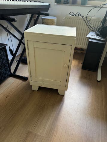 Gratis wit nachtkastje/bijzettafel met opbergruimte