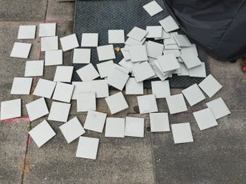 Kleine licht grijze tegeltjes