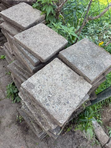 Stoeptegels met banden ongveer 160 stuks ruw gratis