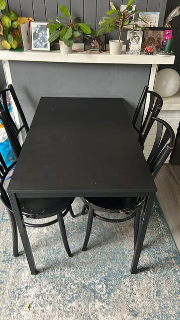 Zwarte eettafel