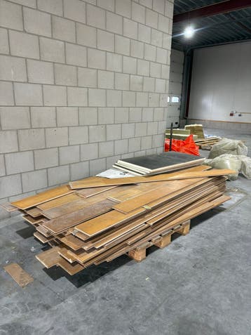 HOUTEN VLOER IN GOEDE STAAT