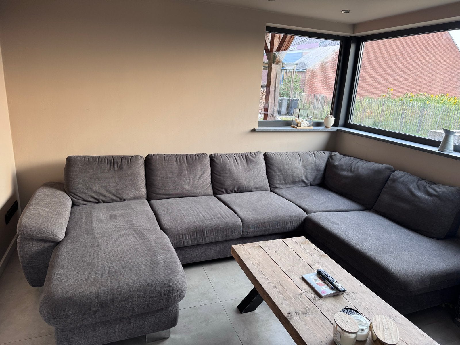 Grote grijze hoekbank met chaise longue