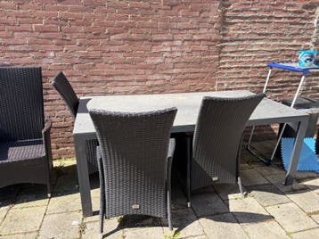 Gratis af te halen glazen tuintafel met 4 stoelen