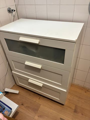 Gratis: IKEA-ladekast met drie lades.