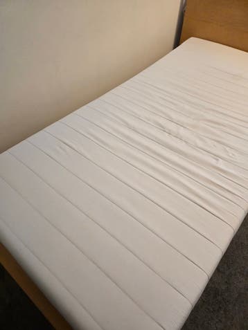 Eenpersoonsbed met matras en lattenbodem 110200