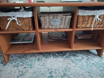 tv meubel met vitrinekasten en salontafel.