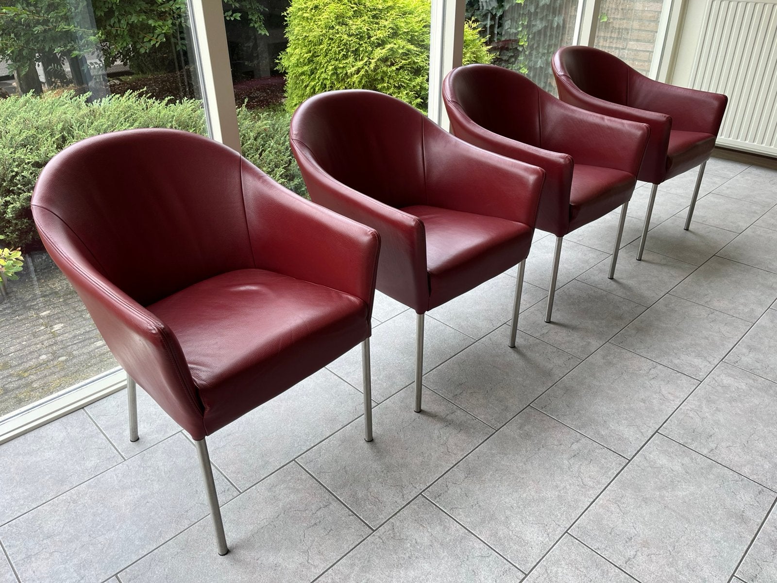 Gratis 4 leren stoelen, donkerrood, comfortabel luxe