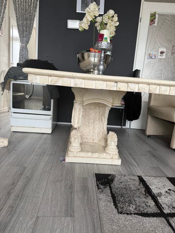 Elegante eettafel met uniek onderstel
