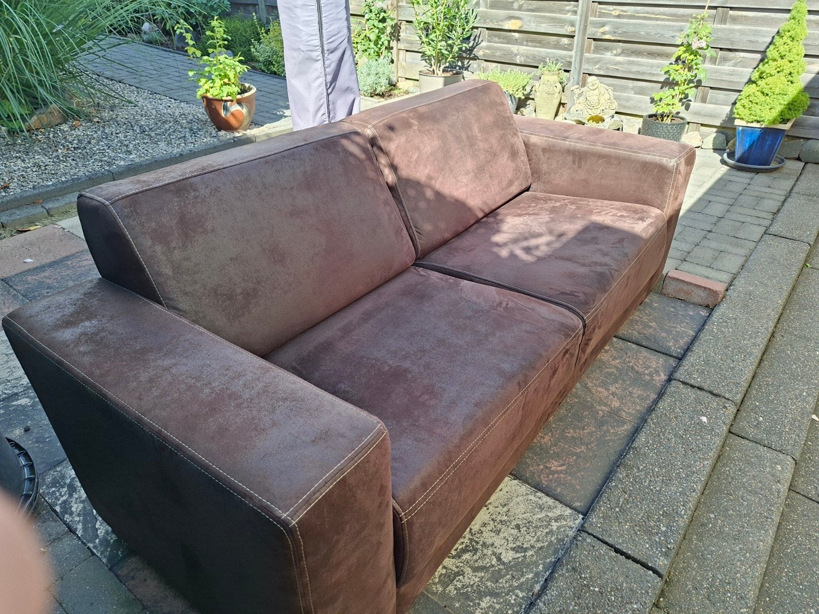 Comfortabele bruine tweezitsbank