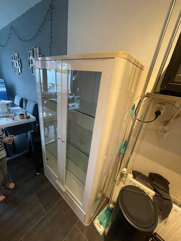 Moderne vitrinekast met glazen planken