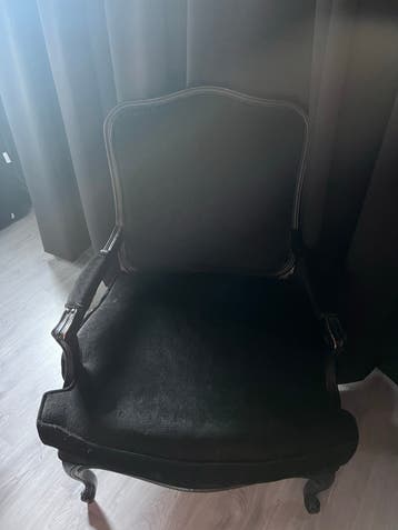 Elegante zwarte fauteuil met sierlijke poten