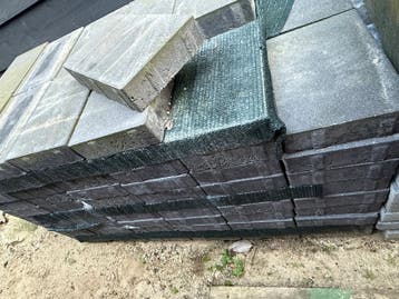 Ongebruikte betontegels voor terras of pad
