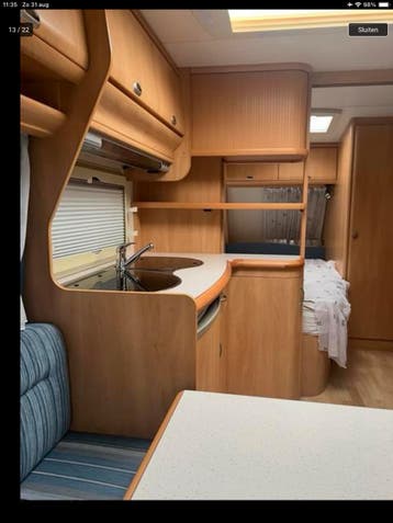 Hobby caravan met ruime rondzit en voortent en frans bed